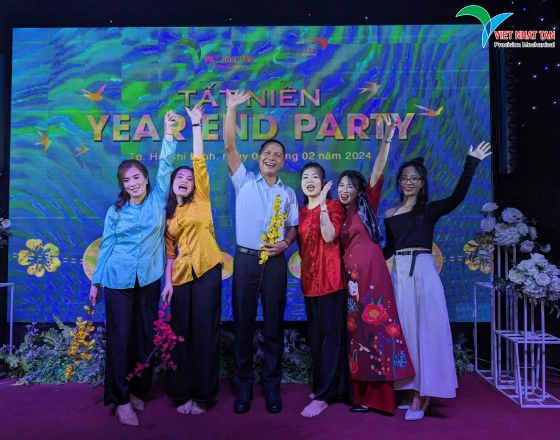 VIET NHAT TAN が 2023 年の年末パーティーを主催し、2024 年の新年を歓迎
