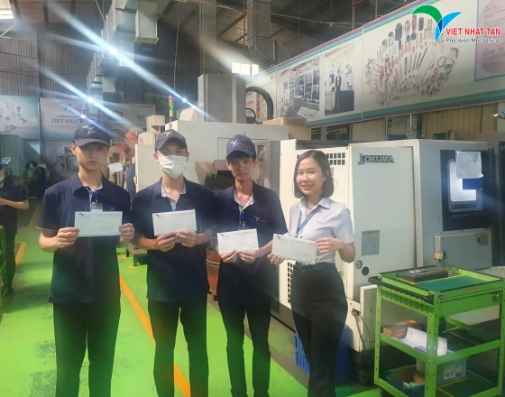 VIET NHAT TAN社、月間KPIを達成した従業員を表彰